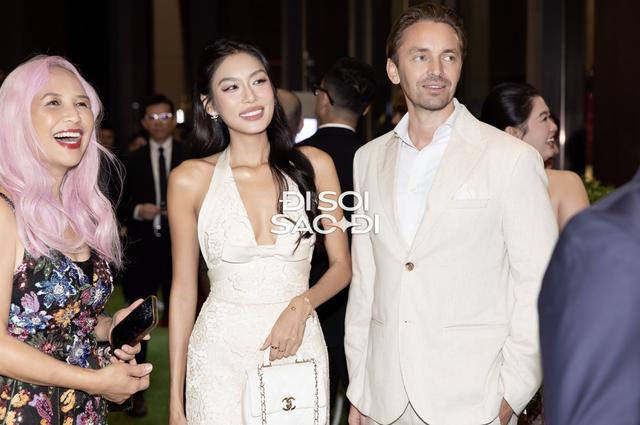 Đám cưới nhà tỷ phú khiến dân tình mãn nhãn: Người mặc sến lại rất sang, người đơn giản thì lại quá tinh tế- Ảnh 13. Đám cưới nhà tỷ phú khiến dân tình mãn nhãn: Người mặc sến lại rất sang, người đơn giản thì lại quá tinh tế- Ảnh 13.