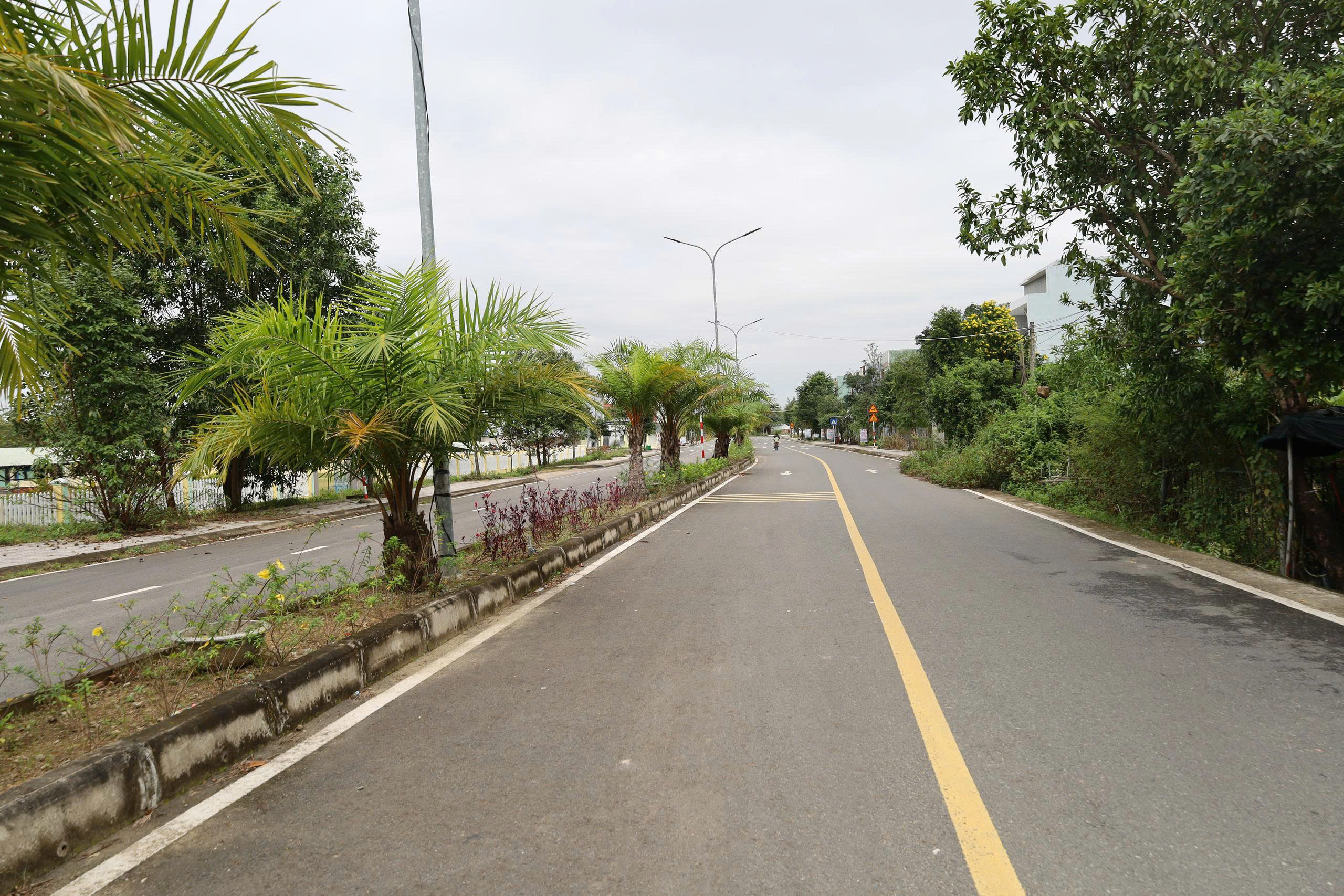 Đà Nẵng có con đường kỳ lạ với ngôi nhà giữa Đường cong mềm mại - Ảnh 3. Đà Nẵng có con đường kỳ lạ với ngôi nhà giữa Đường cong mềm mại - Ảnh 3.