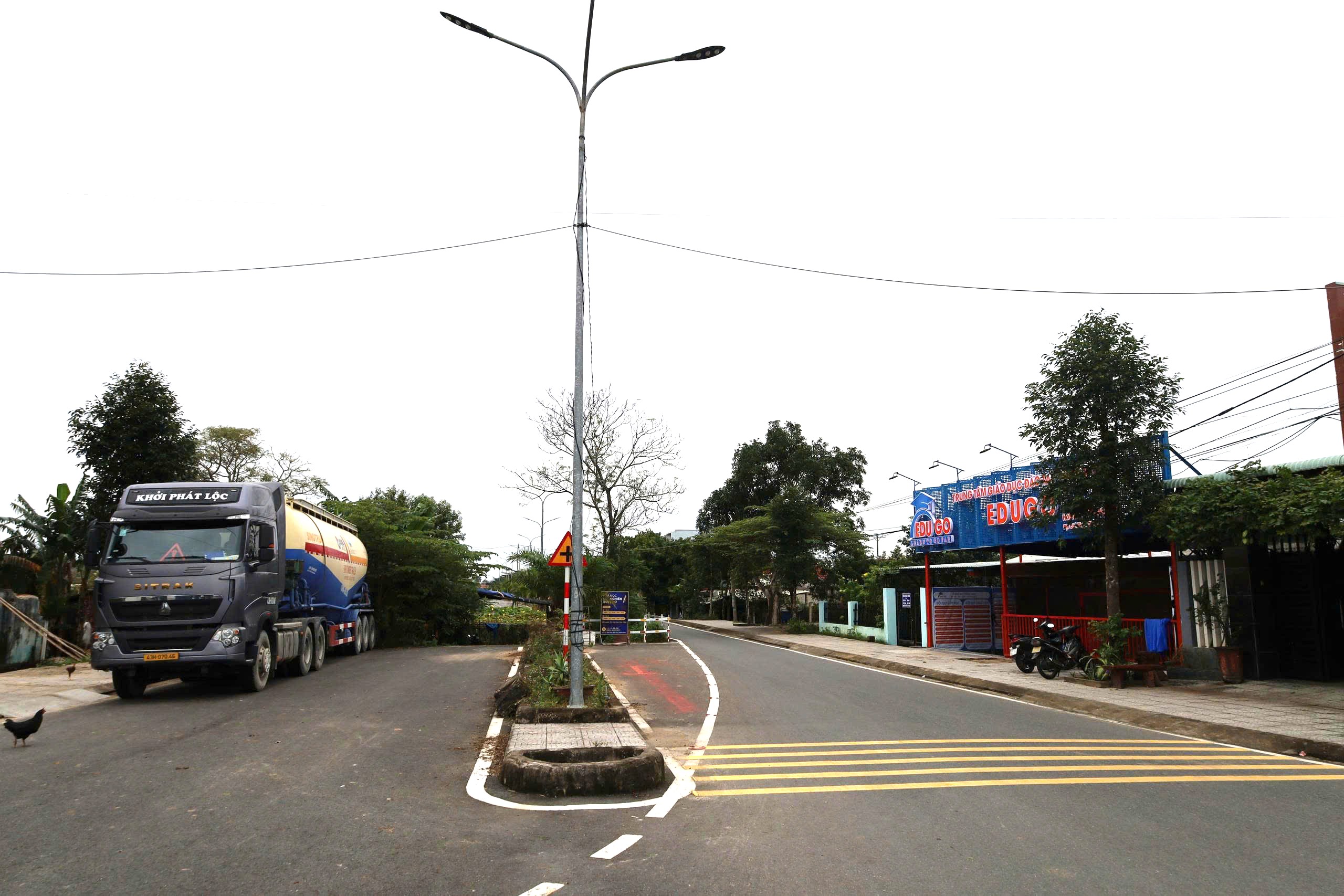 Đà Nẵng có con đường kỳ lạ với ngôi nhà giữa Đường cong mềm mại - Ảnh 4. Đà Nẵng có con đường kỳ lạ với ngôi nhà giữa Đường cong mềm mại - Ảnh 4.