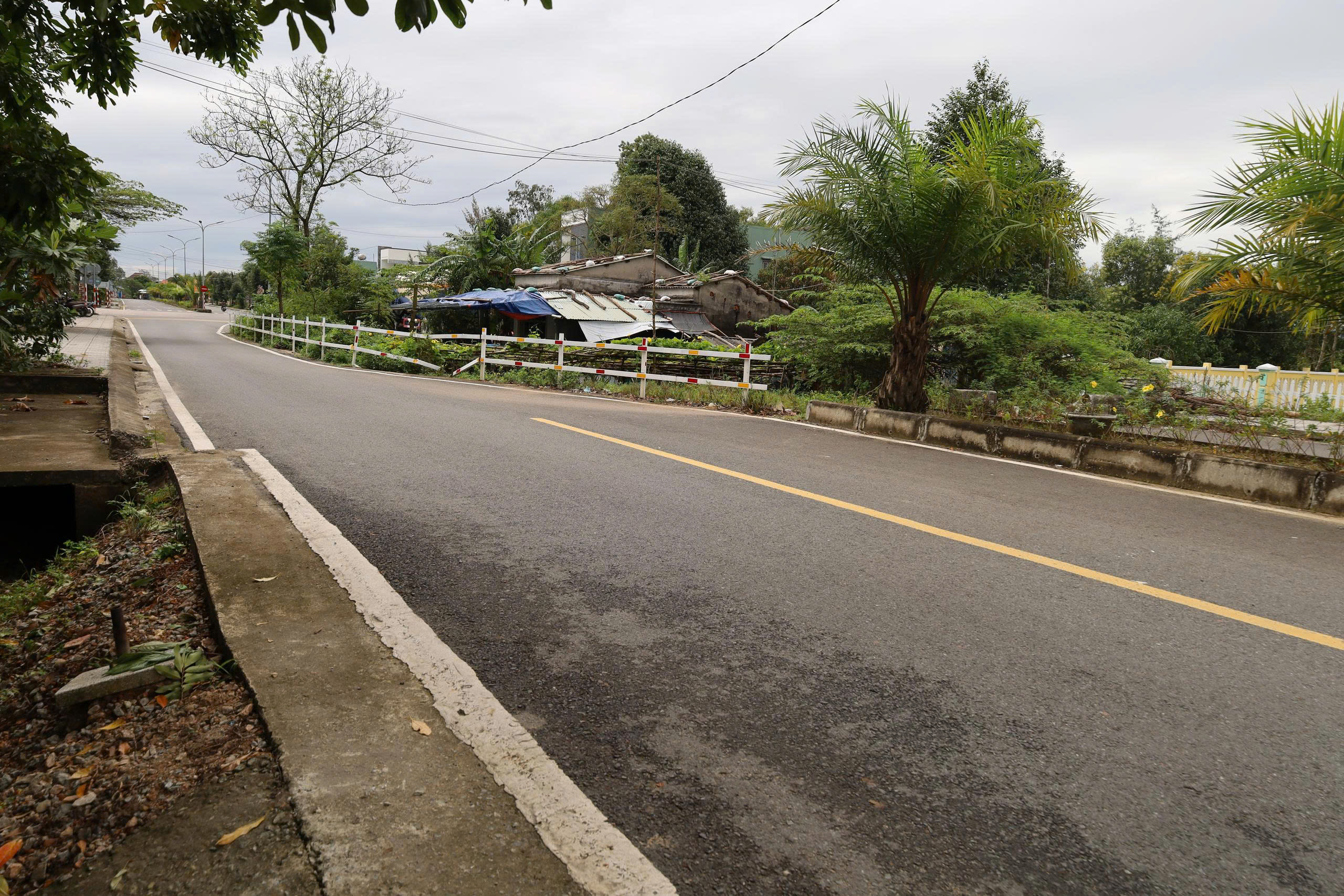 Đà Nẵng có con đường kỳ lạ với ngôi nhà giữa Đường cong mềm mại - Ảnh 6. Đà Nẵng có con đường kỳ lạ với ngôi nhà giữa Đường cong mềm mại - Ảnh 6.