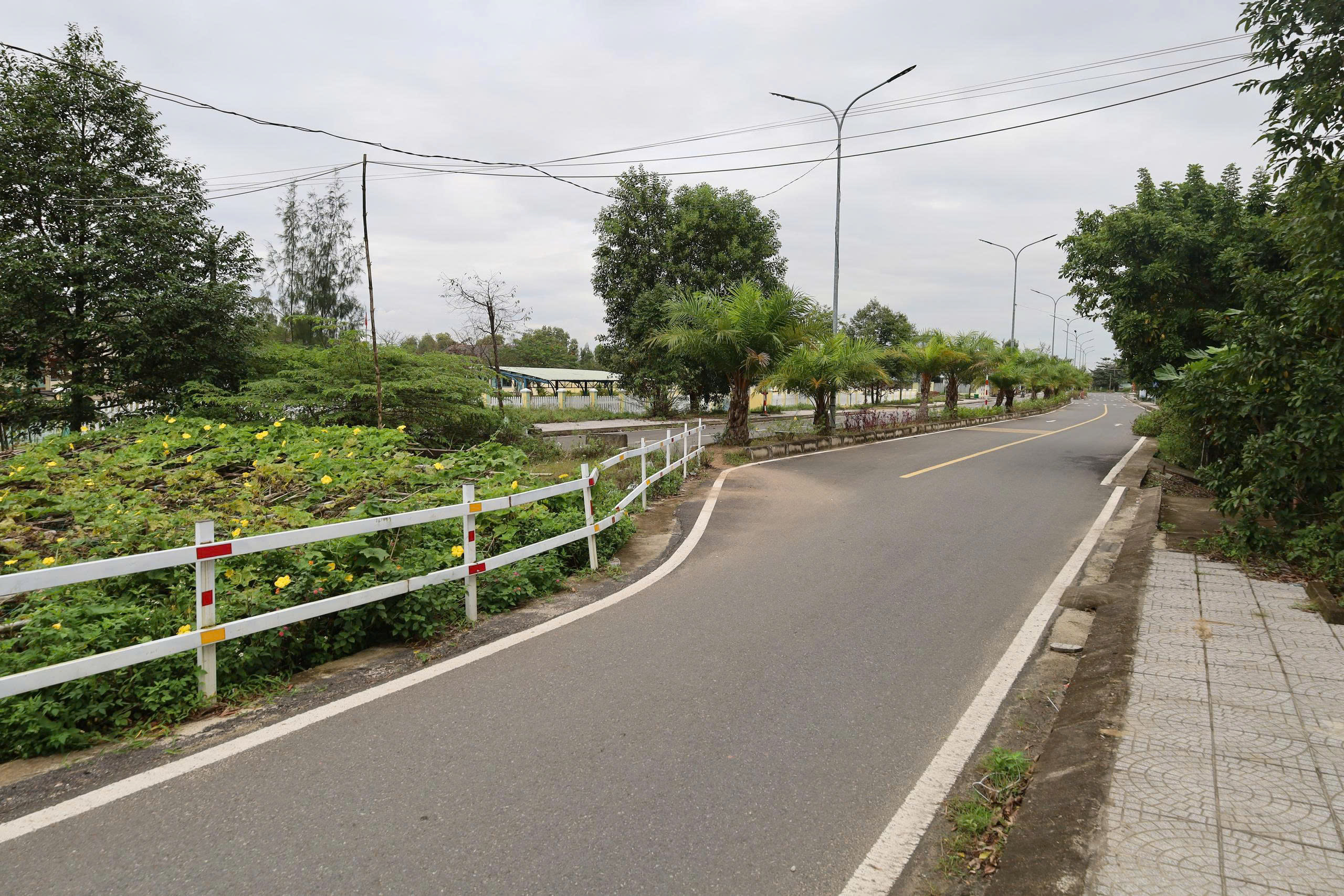 Đà Nẵng có con đường kỳ lạ với ngôi nhà giữa Đường cong mềm mại - Ảnh 14. Đà Nẵng có con đường kỳ lạ với ngôi nhà giữa Đường cong mềm mại - Ảnh 14.