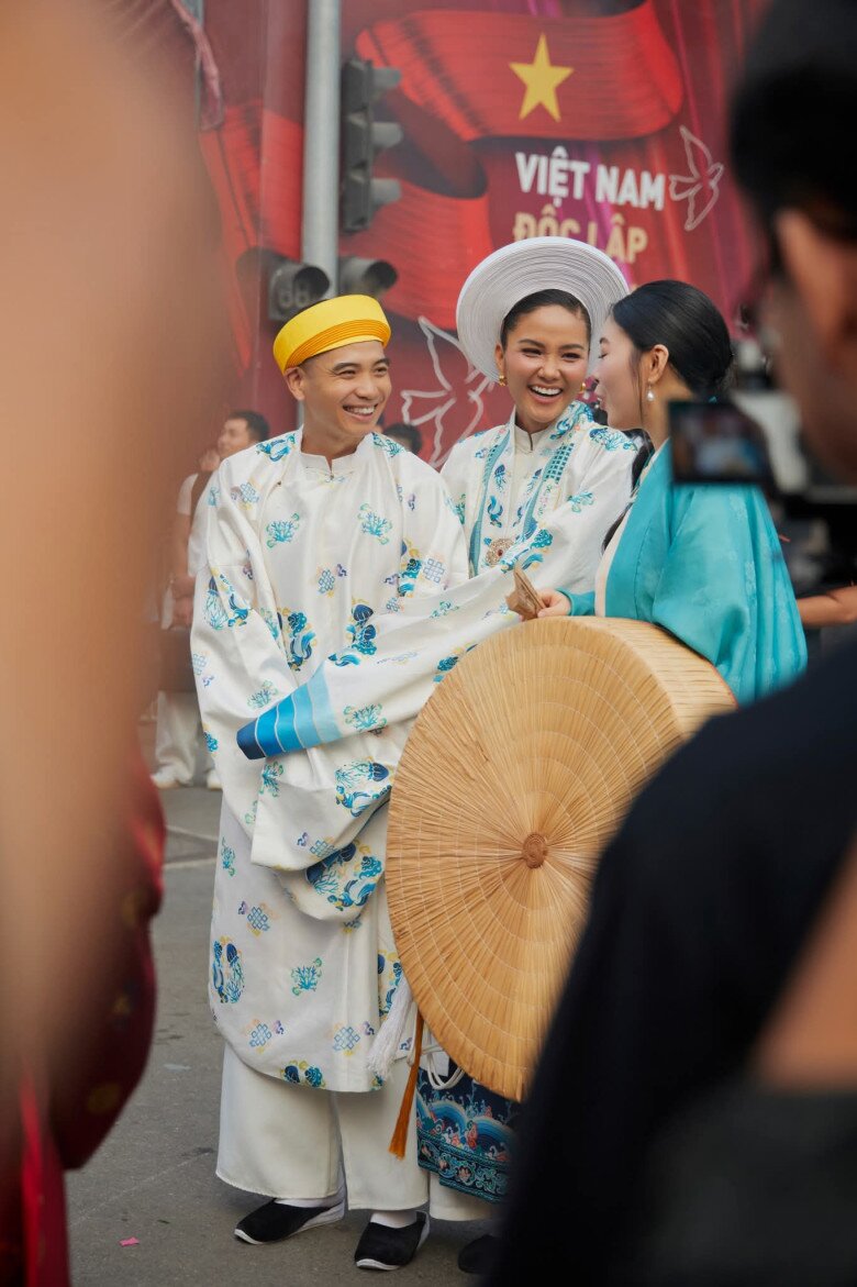 Sao Việt diện cổ phục: Vợ chồng H'Hen Niê như cưới thêm lần nữa, Lọ Lem con gái Quyền Linh đẹp không thua hoa hậu 2 Vợ chồng HHen Niê và Tuấn Khôi cùng diện cổ phục đôi tham gia diễn hành.