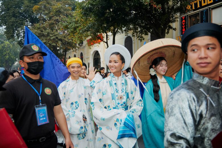 Sao Việt diện cổ phục: Vợ chồng H'Hen Niê như cưới thêm lần nữa, Lọ Lem con gái Quyền Linh đẹp không thua hoa hậu 3 Cặp đôi được nhận xét như cô dâu và chú rể trong ngày trọng đại.