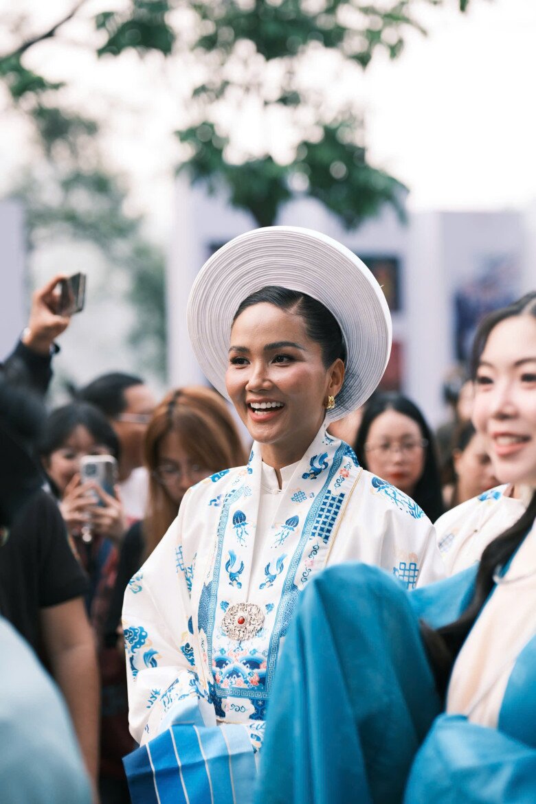 Sao Việt diện cổ phục: Vợ chồng H'Hen Niê như cưới thêm lần nữa, Lọ Lem con gái Quyền Linh đẹp không thua hoa hậu 5 Vẻ đẹp của HHen Niê được nhận xét đúng chuẩn gái 1 con trông mòn con mắt.