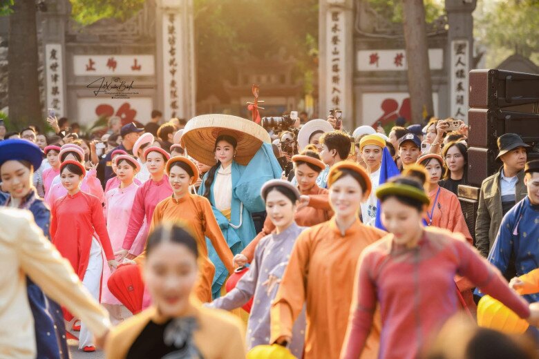 Sao Việt diện cổ phục: Vợ chồng H'Hen Niê như cưới thêm lần nữa, Lọ Lem con gái Quyền Linh đẹp không thua hoa hậu 6 Lọ Lem diện cổ phục màu xanh và vàng, đội nón ba tầm đầy nổi bật giữa đám đông diễu hành.