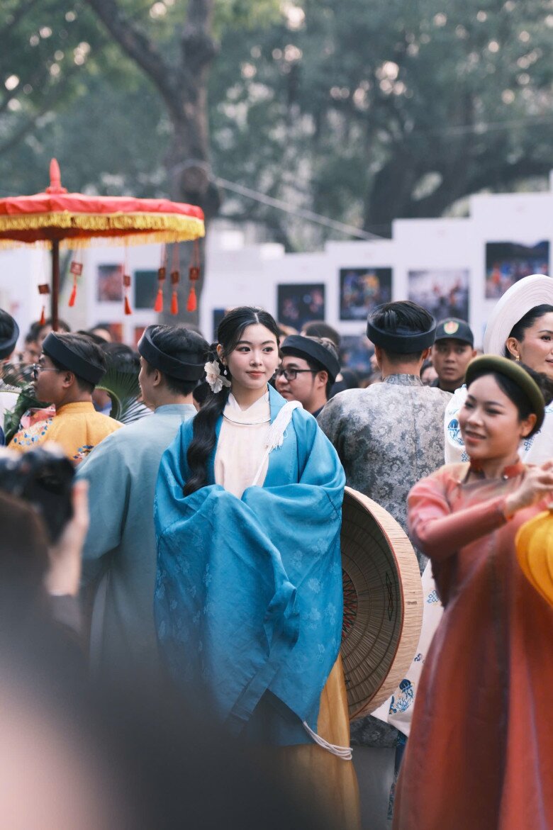 Sao Việt diện cổ phục: Vợ chồng H'Hen Niê như cưới thêm lần nữa, Lọ Lem con gái Quyền Linh đẹp không thua hoa hậu 7 Khí chất dịu dàng cùng nhan sắc xinh đẹp tự nhiên của con gái Quyền Linh được khen ngợi hết lời.