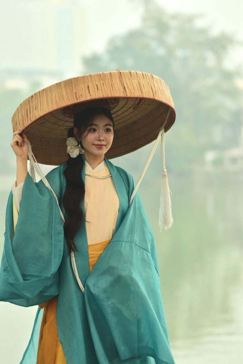 Sao Việt diện cổ phục: Vợ chồng H'Hen Niê như cưới thêm lần nữa, Lọ Lem con gái Quyền Linh đẹp không thua hoa hậu 8 Nhìn Lọ Lem diện cổ phục Việt, dân tình càng thêm hối thúc cô nàng đi thi hoa hậu.