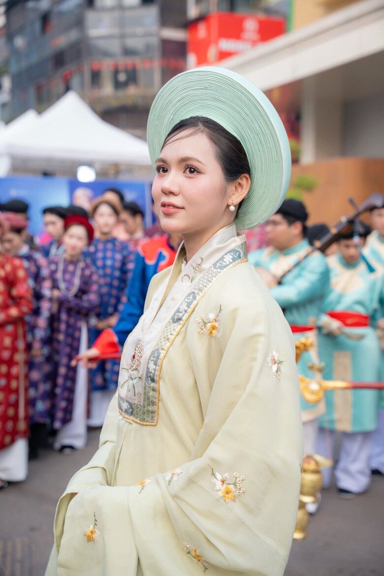 Sao Việt diện cổ phục: Vợ chồng H'Hen Niê như cưới thêm lần nữa, Lọ Lem con gái Quyền Linh đẹp không thua hoa hậu 9 Hoa hậu Lương Kỳ Duyên đẹp nền nã trong trang phục Nhật Bình.