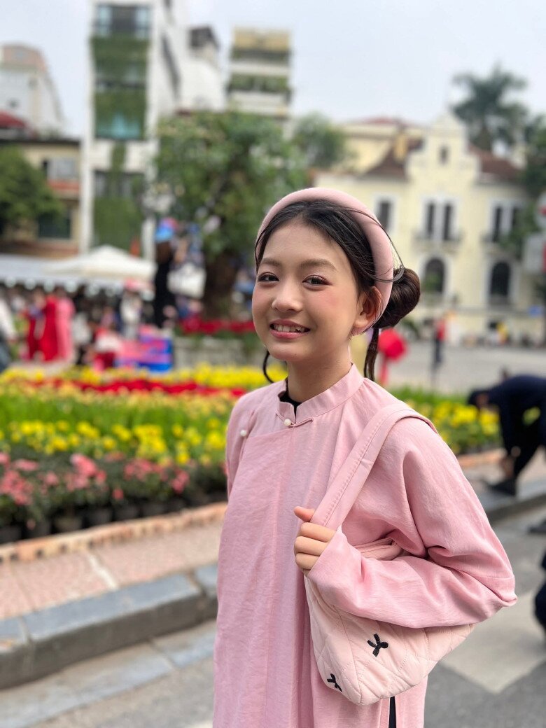 Sao Việt diện cổ phục: Vợ chồng H'Hen Niê như cưới thêm lần nữa, Lọ Lem con gái Quyền Linh đẹp không thua hoa hậu 11 Ali Thục Phương diện áo dài màu hồng pastel, khoe vẻ đẹp trong trẻo và ngọt ngào.