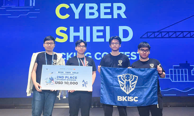 Minh (ngoài cùng bên trái) và đồng đội tại ASEAN Cyber Shield 2025. Ảnh: Nhân vật cung cấp