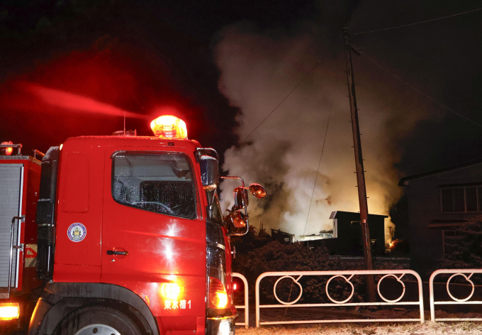 Khói bốc lên tại một địa điểm ở tỉnh Aomori, Nhật Bản sau trận động đất đêm 8/11. Ảnh: AP