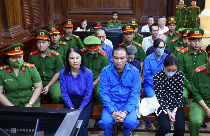 Cựu Giám đốc Sở GD&ĐT TP HCM ra tòa trong vụ thông thầu với AIC - 2