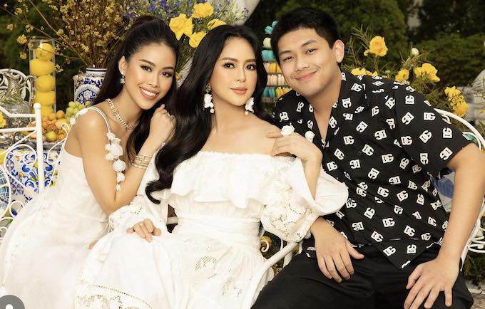 Người mẹ quyền lực của Tiên Nguyễn, là doanh nhân tỷ phú và sở hữu nhan sắc bền vững qua nhiều thập kỷ 6 Bà Lê Hồng Thuỷ Tiên bên hai con Tiên Nguyễn và Hiếu Nguyễn.