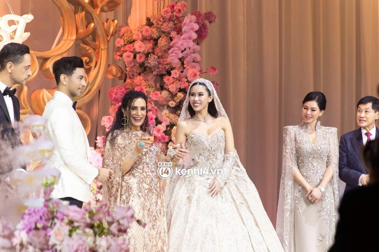 Người mẹ quyền lực của Tiên Nguyễn, là doanh nhân tỷ phú và sở hữu nhan sắc bền vững qua nhiều thập kỷ 9 Người mẹ quyền lực của Tiên Nguyễn, là doanh nhân tỷ phú và sở hữu nhan sắc bền vững qua nhiều thập kỷ - 8