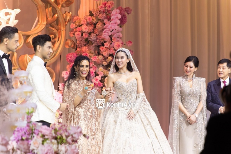 Người mẹ quyền lực của Tiên Nguyễn, là doanh nhân tỷ phú và sở hữu nhan sắc bền vững qua nhiều thập kỷ 11 Người mẹ quyền lực của Tiên Nguyễn, là doanh nhân tỷ phú và sở hữu nhan sắc bền vững qua nhiều thập kỷ - 10