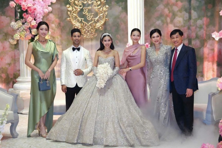 Người mẹ quyền lực của Tiên Nguyễn, là doanh nhân tỷ phú và sở hữu nhan sắc bền vững qua nhiều thập kỷ 14 Người mẹ quyền lực của Tiên Nguyễn, là doanh nhân tỷ phú và sở hữu nhan sắc bền vững qua nhiều thập kỷ - 13