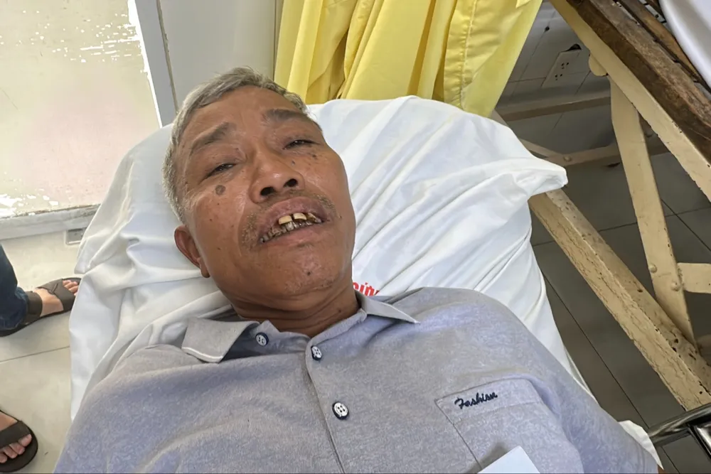 Ông Hạnh bị thương đang điều trị tại bệnh viện. Ảnh: Thanh Nhật IMG_3096.jpg