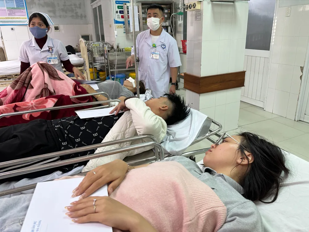 Cô dâu và chú rể bị thương, điều trị tại Bệnh viện đa khoa Quảng Nam. Ảnh: Thanh Nhật IMG_3116.JPG