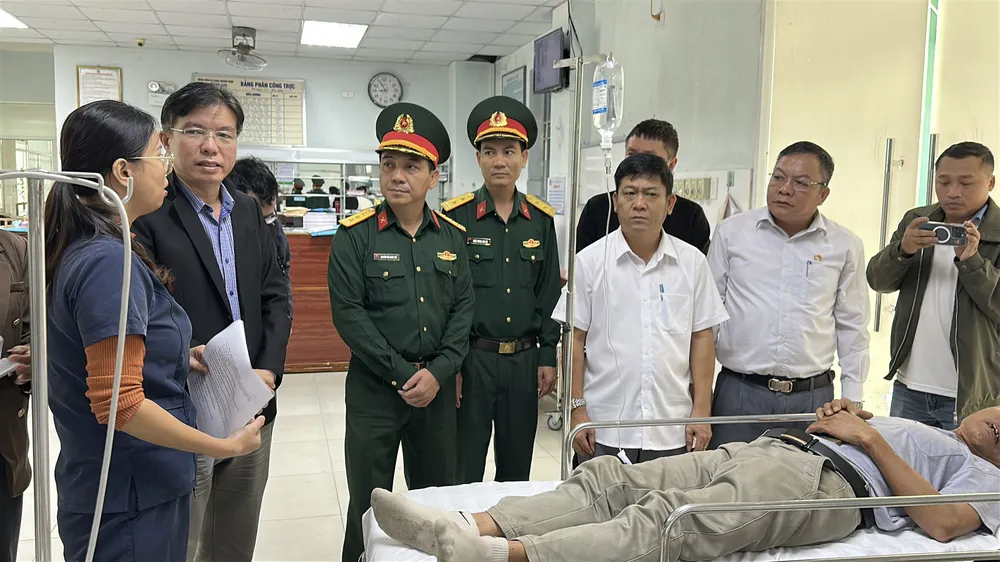 Lãnh đạo Bộ chỉ huy quân sự TP Đà Nẵng và phường Tam Kỳ thăm hỏi, động viên các nạn nhân. Ảnh: Thanh Nhật IMG_3077.jpg