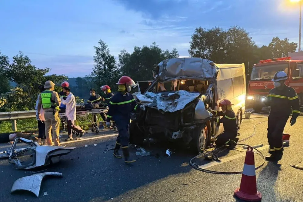 Hiện trường vụ tai nạn trên cao tốc Đà Nẵng - Quảng Ngãi. 597421504_1248147817329594_464098000204150556_n.jpg