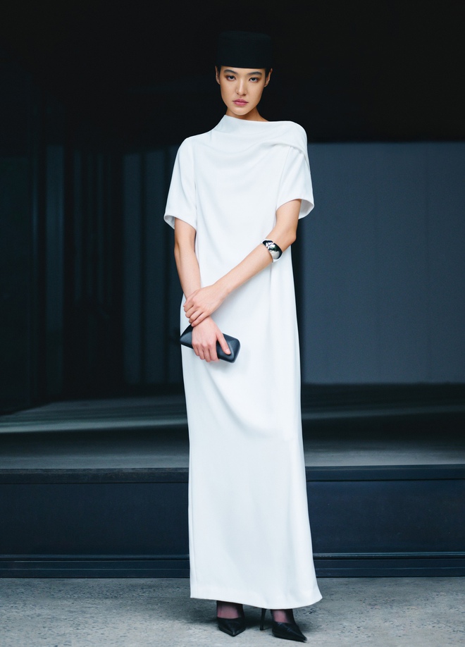 Đầm dự tiệc đơn sắc, sức hút ấn tượng ngay từ ánh nhìn đầu tiên - Ảnh 3.