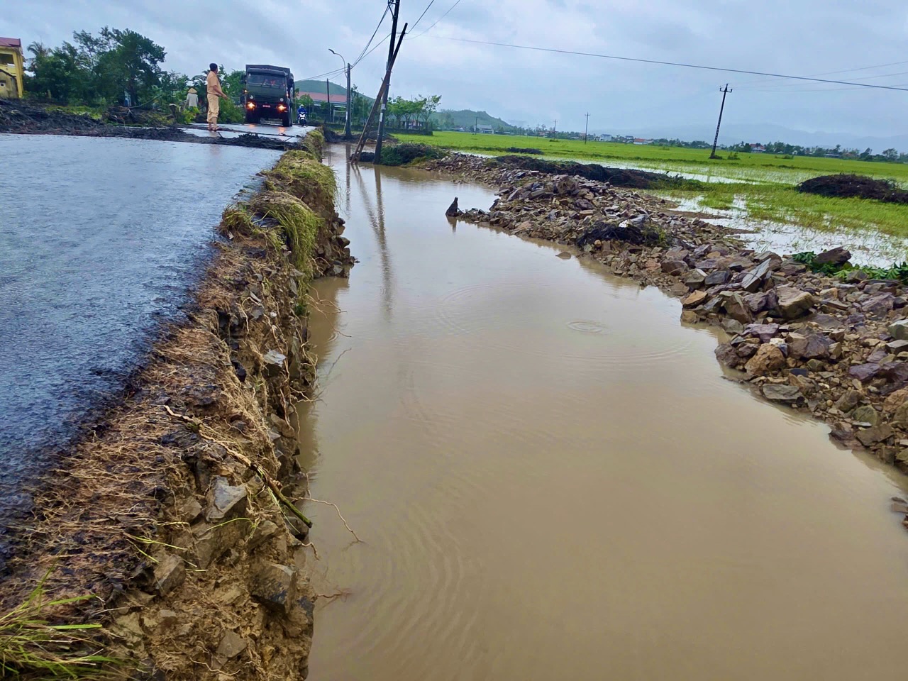 Đập Tam Giang bị lũ đánh vỡ, 800ha lúa đông xuân nguy cơ chậm gieo sạ 4 đập Tam Giang - Ảnh 6.
