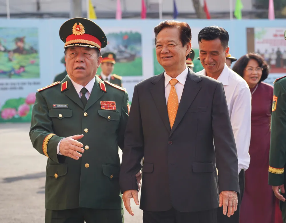 Đại tướng Nguyễn Trọng Nghĩa, Ủy viên Bộ Chính trị, Chủ nhiệm Tổng cục Chính trị Quân đội nhân dân Việt Nam cùng nguyên Thủ tướng Nguyễn Tấn Dũng đến dự lễ kỷ niệm. Ảnh: THUẬN VĂN Chùm ảnh: Chủ tịch nước, lãnh đạo Trung ương dự lễ kỷ niệm 80 năm Ngày truyền thống LLVT Quân khu tại TP.HCM-80-nam-quan-khu-7.jpg