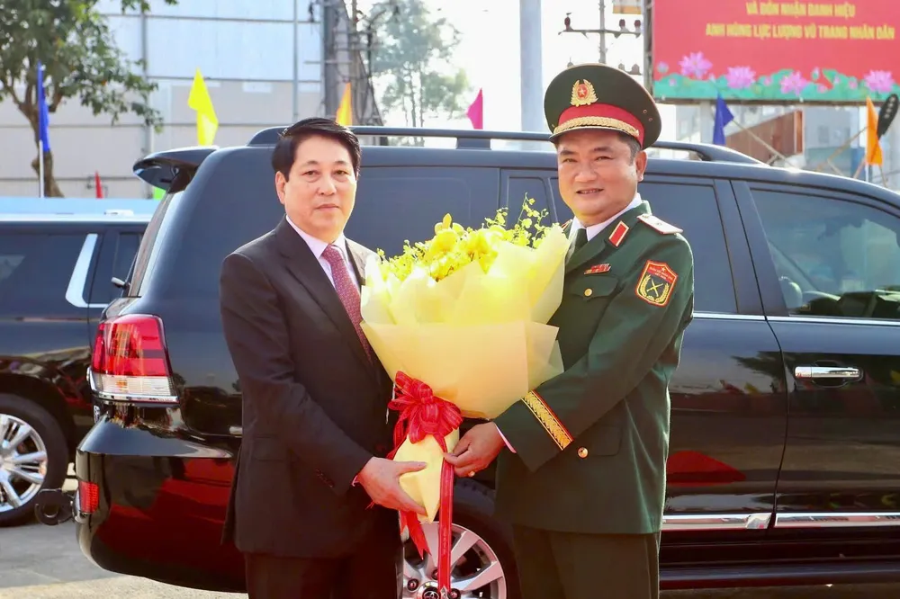 Thiếu tướng Lê Xuân Thế, Phó Bí thư Đảng ủy, Tư lệnh Quân khu 7 chào mừng Chủ tịch nước Lương Cường đến dự lễ kỷ niệm. Ảnh: THUẬN VĂN 80-nam-quan-khu-7 (9).jpg