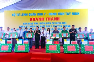 Đại tướng Nguyễn Trọng Nghĩa dự chương trình về nguồn, trao hàng trăm phần quà tại Tây Ninh