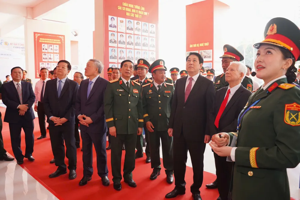 Chủ tịch nước Lương Cường; Phó Thủ tướng Thường trực Nguyễn Hòa Bình; Phó Thủ tướng Mai Văn Chính; Đại tướng Phan Văn Giang - Bộ Trưởng Bộ Quốc phòng; nguyên Chủ tịch nước Nguyễn Minh Triết... cùng tham quan triển lãm trước lễ kỷ niệm. Ảnh: THUẬN VĂN 80-nam-quan-khu-7 (8).jpg