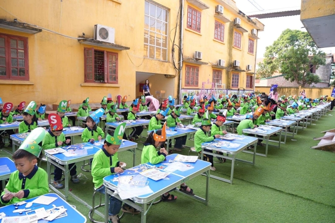 Học sinh được hướng dẫn lắp ghép các mô hình đơn giản. Ảnh: Thu Hà