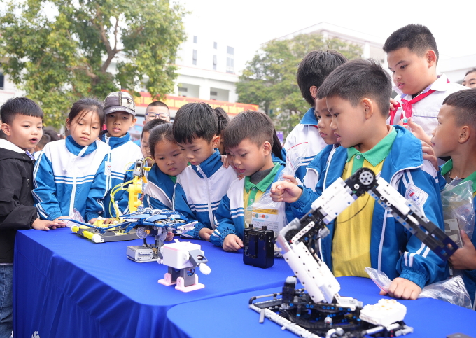 Học sinh tại Trường Tiểu học Việt Hòa trải nghiệm tự lắp ghép robot mô hình. Ảnh: Thu Hà