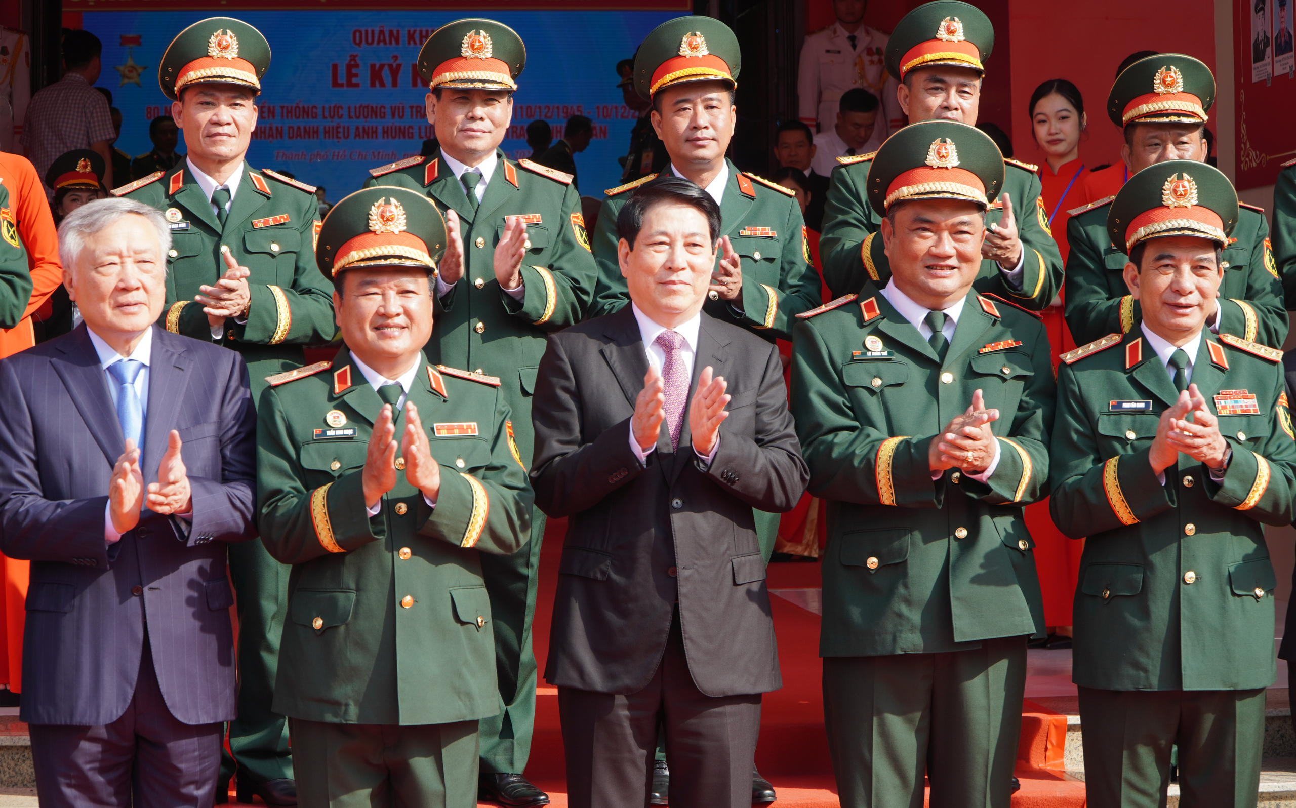 Chủ tịch nước Lương Cường dự lễ kỷ niệm 80 năm ngày truyền thống Lực lượng vũ trang Quân khu 7 4 Chủ tịch nước Lương Cường dự lễ kỷ niệm 80 năm ngày truyền thống Lực lượng vũ trang Quân khu 7 - Ảnh 4.