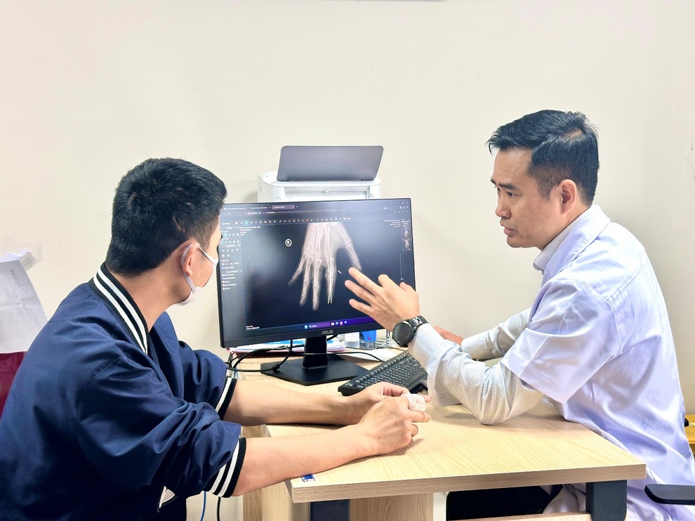 Lần đầu tiên tại Việt Nam, ngón tay đứt rời 25 giờ được nối thành công - 2