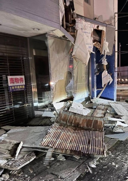 Những hình ảnh kinh hoàng trong trận động đất 7,5 độ tại Nhật Bản: Cả thành phố rung chuyển, nhiều người bị thương, 90.000 người sơ tán- Ảnh 4.