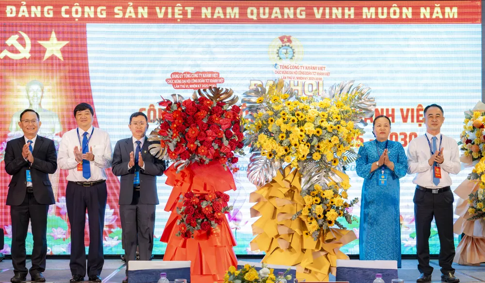 Lãnh đạo Tổng công ty Khánh Việt tặng hoa chúc mừng Đại hội H2.JPG