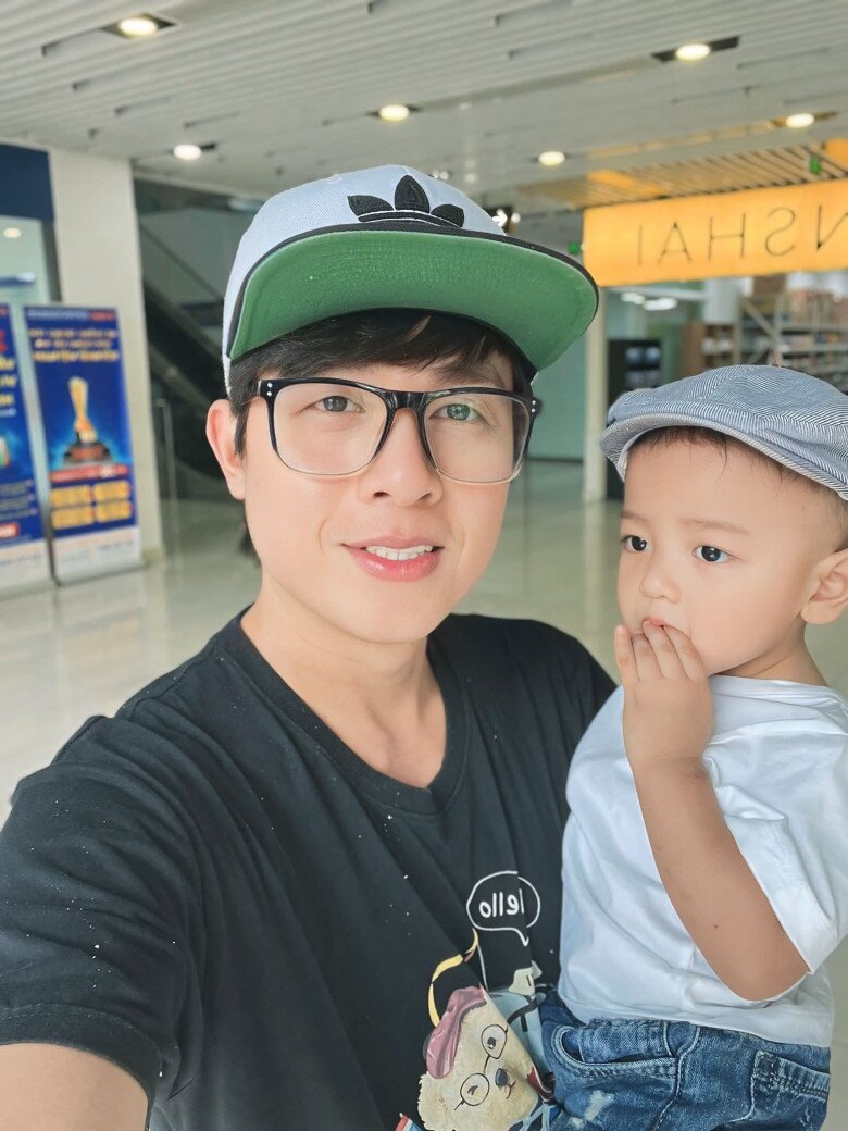 Con trai Hòa Hiệp 1 tuổi đã đi học mẫu giáo, được Bá Thắng dắt tay đưa đến trường 4 Diễn viên Hòa Hiệp khiến khán giả bất ngờ khi công khai lập gia đình và có con.