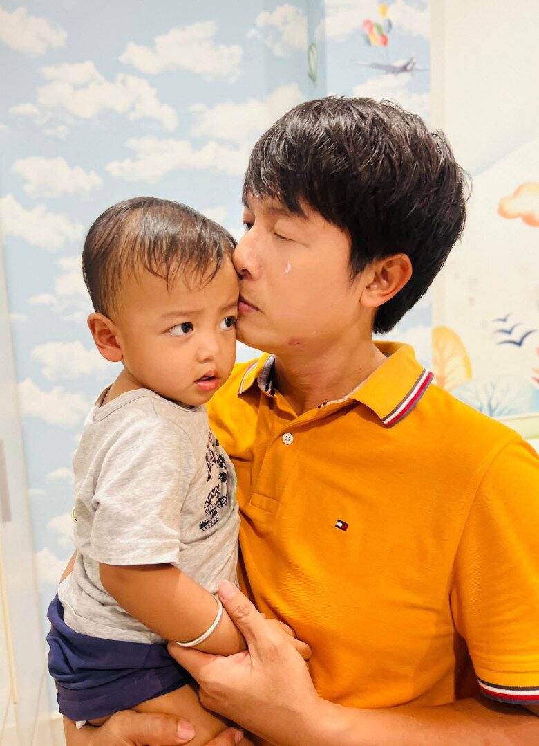 Con trai Hòa Hiệp 1 tuổi đã đi học mẫu giáo, được Bá Thắng dắt tay đưa đến trường 5 Chỉ sau 3 tháng công khai chuyện lập gia đình, nam diễn viên ngờ cho biết đang làm bố đơn thân.