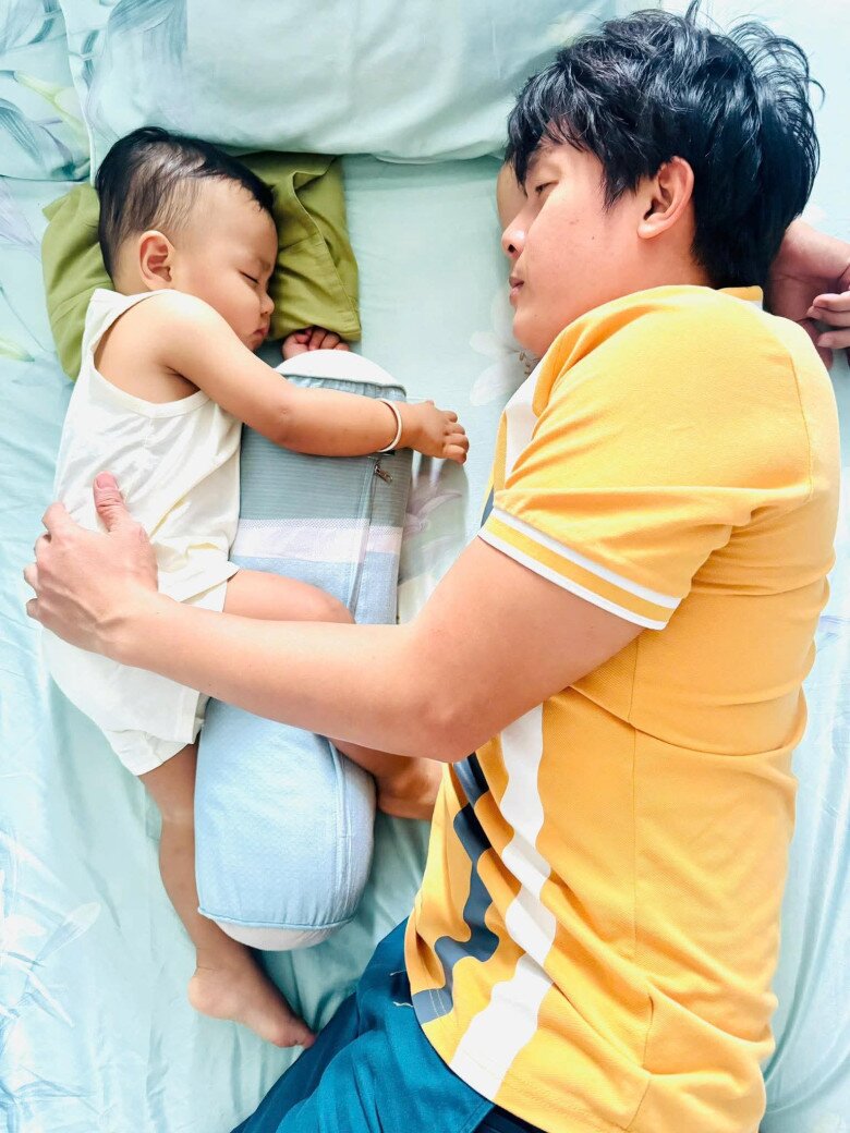 Con trai Hòa Hiệp 1 tuổi đã đi học mẫu giáo, được Bá Thắng dắt tay đưa đến trường 6 Hòa Hiệp cho biết ở thời điểm này, con trai chính là nguồn sống của mình.