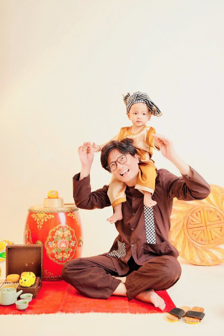 Con trai Hòa Hiệp 1 tuổi đã đi học mẫu giáo, được Bá Thắng dắt tay đưa đến trường 9 Bá Thắng rất yêu thương, chăm sóc con trai Hòa Hiệp.