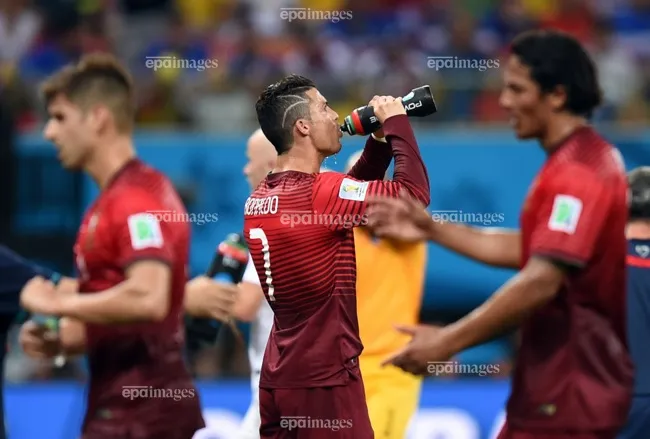 Cách uống nước... không giống ai của CR7. Ảnh: EPA. thoi-quen-ky-la-cua-ronaldo (4).jpg