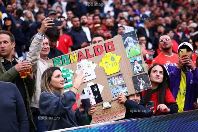 Ngôi sao người Bồ Đào Nha là thần tượng của nhiều giới. Ảnh: EPA. thoi-quen-ky-la-cua-ronaldo (2).jpg