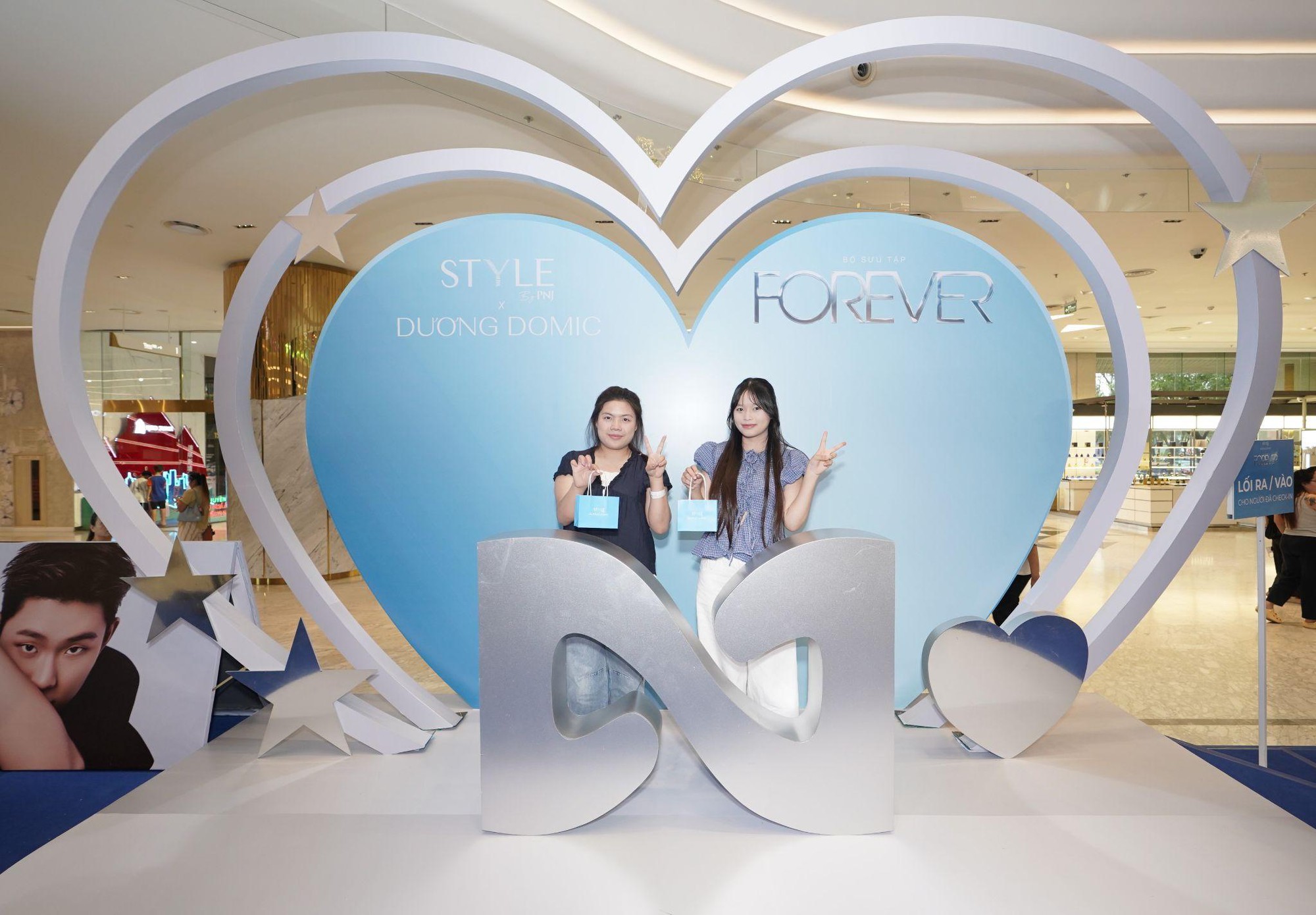 Dopamine xếp hàng dài trong ngày mở bán bộ sưu tập FOREVER- Ảnh 2. Dopamine xếp hàng dài trong ngày mở bán bộ sưu tập FOREVER- Ảnh 2.