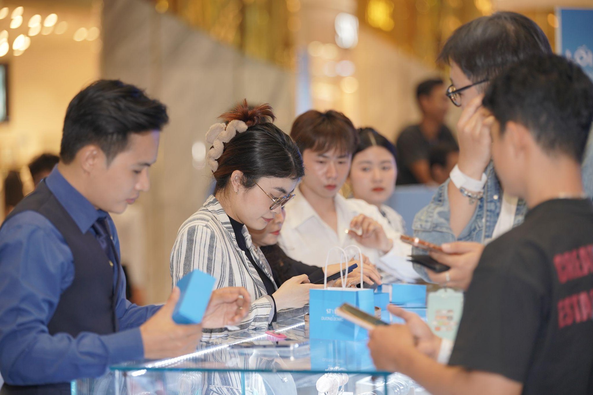 Dopamine xếp hàng dài trong ngày mở bán bộ sưu tập FOREVER- Ảnh 3. Dopamine xếp hàng dài trong ngày mở bán bộ sưu tập FOREVER- Ảnh 3.