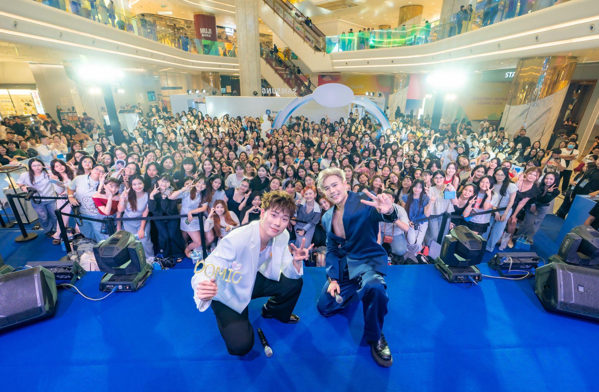 Dopamine xếp hàng dài trong ngày mở bán bộ sưu tập FOREVER- Ảnh 5. Dopamine xếp hàng dài trong ngày mở bán bộ sưu tập FOREVER- Ảnh 5.