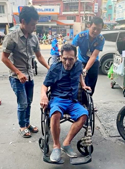 Thương Tín trong một lần ngồi xe lăn nhập viện chấn thương chỉnh hình TP HCM hồi tháng 12/2024. Ảnh: Tô Hiếu