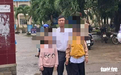 Hai bé gái bị xích chân đã được đưa về bên ngoại 3 Hai bé gái bị xích chân phòng bẩn thỉu đã được đưa về bên ngoại - Ảnh 4.