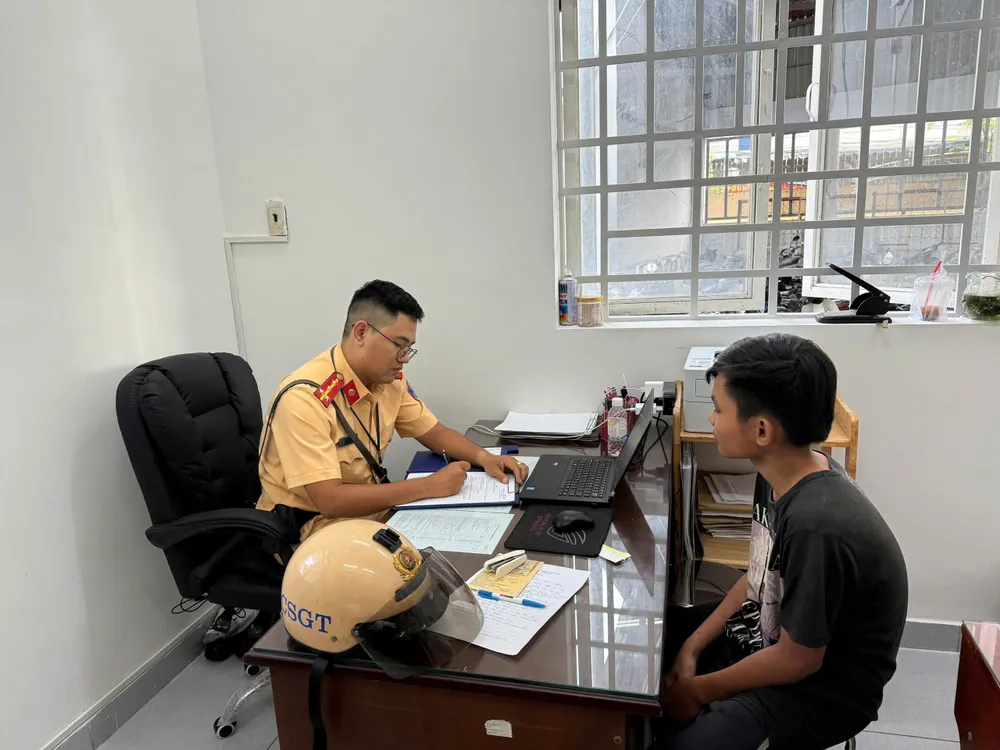 csgt-an-suong-xu-ly-nhom-thieu-nien-14-tuoi-boc-dau-xe-may-quay-clip-cau-like (1).jpg
