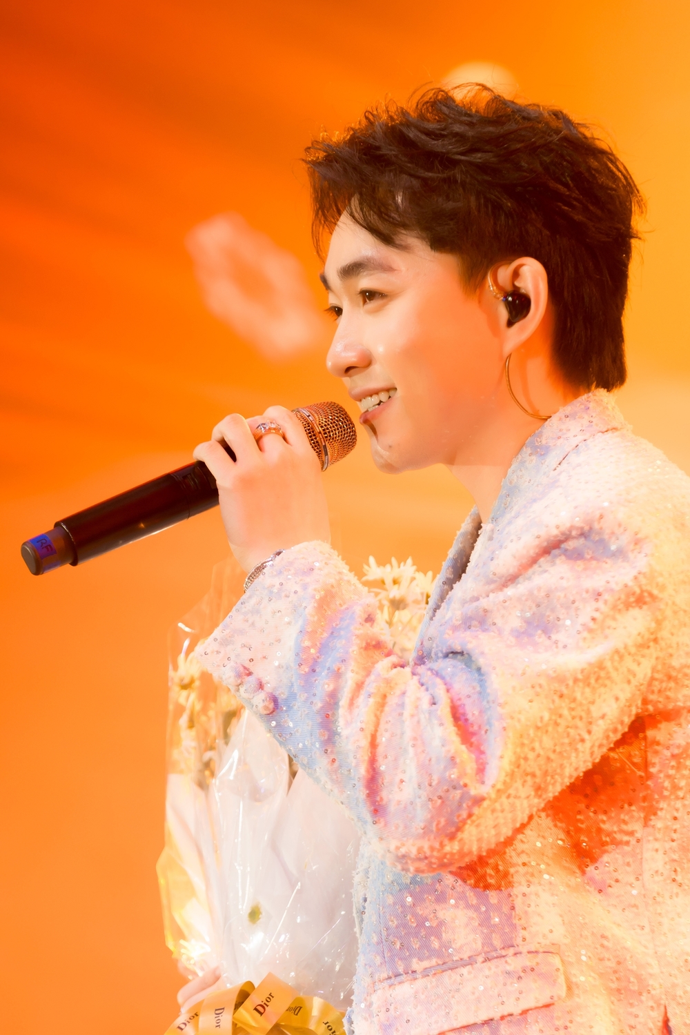  
Anh mang màu sắc mới vào những ca khúc đã quen thuộc với khán giả.