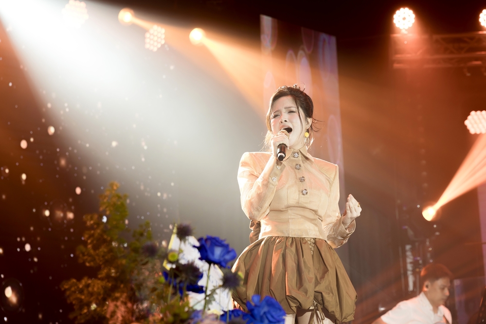  
Ca sĩ Hoàng Thủy là khách mời đặc biệt trong liveshow của Trung Quang.